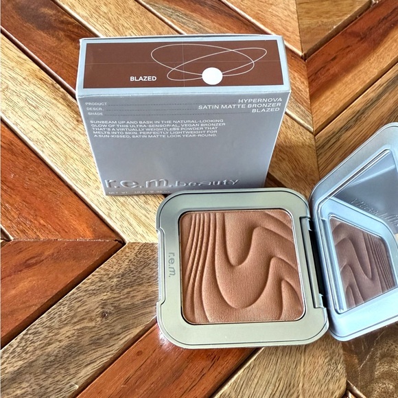 r.e.m. beauty Satin Matte Bronzer - Picture 3 of 4